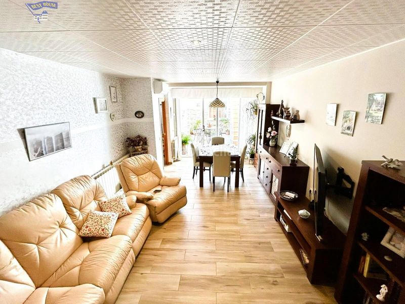 Foto 4693180c-bc6d-4ab1-b571-ab76e2454114. Casa amb calefacció aparcament a Ca n'Aurell Terrassa