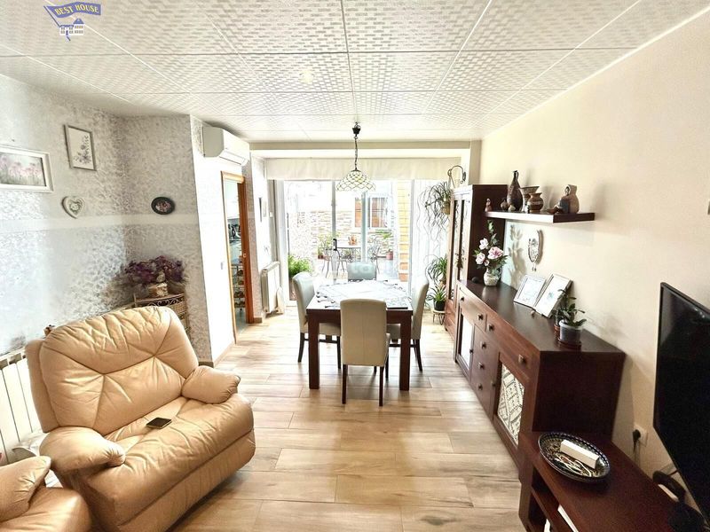 Foto 77b23848-d542-4e24-ba8a-0126baafbec8. Casa amb calefacció aparcament a Ca n'Aurell Terrassa