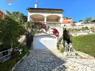 House in Vallirana. Espectacular villa con piscina, terrazas, gimnasio y pista de te