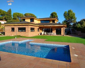 Maison à Lliçà de Vall. Espectacular casa de diseño con piscina, vistas panorámicas y má