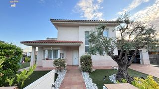Casa in Lliçà d´Amunt. Espectacular casa independiente con piscina, jardín y sol todo e