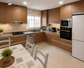 Casa a Santa Perpètua de Mogoda. Espectacular casa de 200 m2 con terraza de 40 m2 y garaje para 2