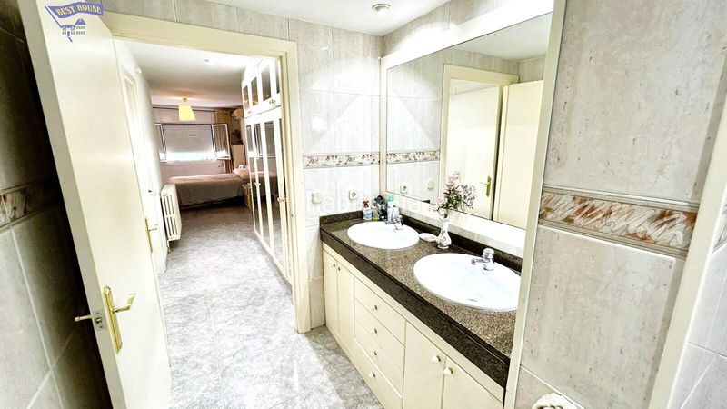 Foto 246d0cf9-d6a2-48d5-98f0-f7873d08361c. Casa en exclusiva!!! casa de 5 habitaciones en el corazon de rubi con parking, terraza y ascensor. en Rubí