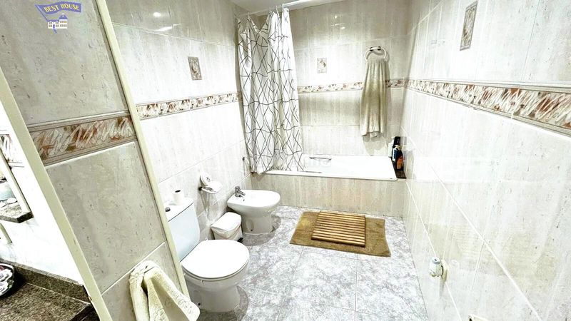 Foto 35f1da10-a29c-40b3-9ef2-9fc065a18eae. Casa en exclusiva!!! casa de 5 habitaciones en el corazon de rubi con parking, terraza y ascensor. en Rubí