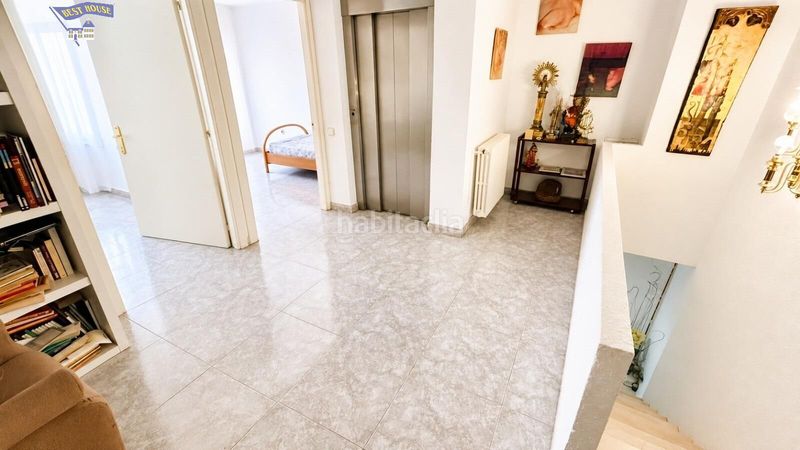 Foto 5f0ae2cf-dbeb-4833-9ee3-0b27c562f17d. Casa en exclusiva!!! casa de 5 habitaciones en el corazon de rubi con parking, terraza y ascensor. en Rubí