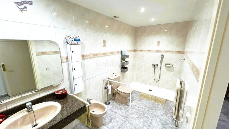 Foto c41e011f-61ee-43bf-bdd9-9dfee3ab0bad. Casa en exclusiva!!! casa de 5 habitaciones en el corazon de rubi con parking, terraza y ascensor. en Rubí