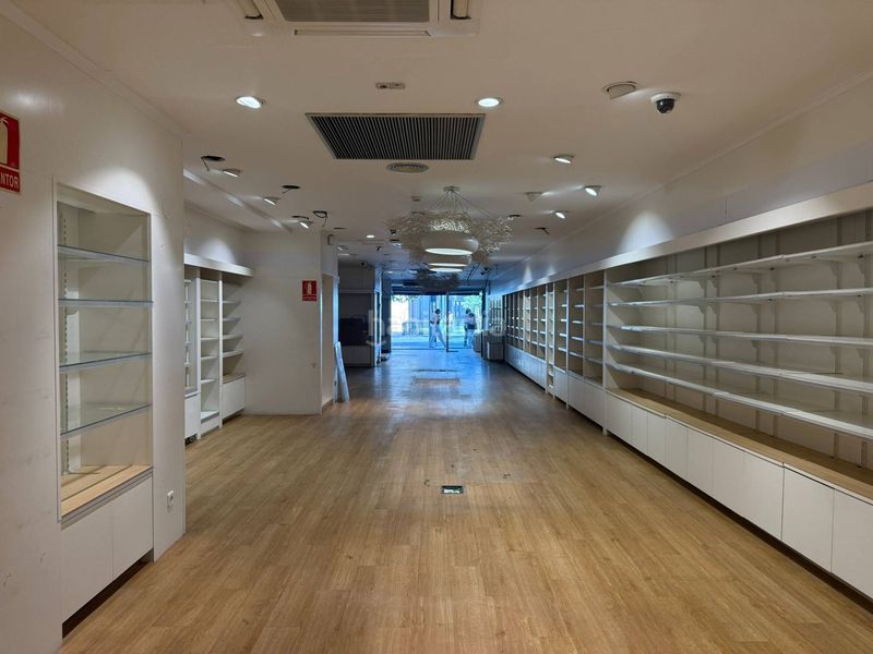 Foto 9d7b6f2f-c8be-47b1-910d-67fee3b8a34b. Alquiler local comercial en maluquer i salvador 24 local en c anselm clavé, en Granollers