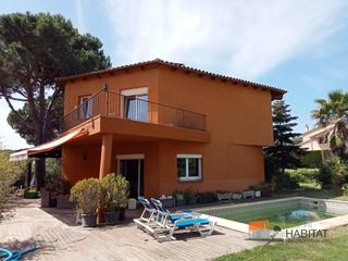 Chalet dans Cabrils. Casa con piscina en cabrils   zona la llobera