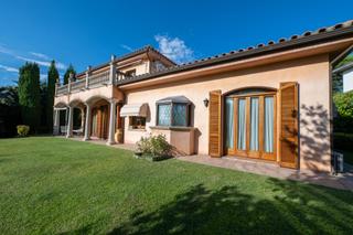 Chalet à Caldes d´Estrac. Expectacular chalet de lujo con jardín y piscina privada