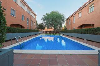 Reihenhaus in Molins de Rei. Casa adosada con piscina comunitaria en molins de rei  zona barr