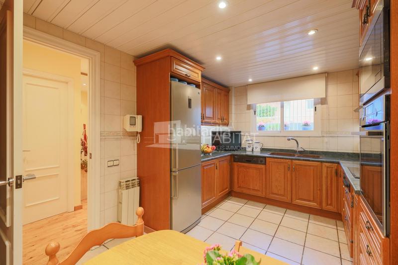 Foto 0a426898-a521-4447-854a-e1dc3b150410. Casa adosada  con piscina comunitaria zona barri de l àngel en Molins de Rei