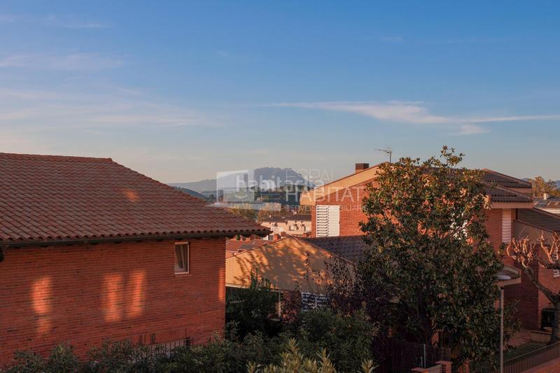 Foto 1794447d-afc8-47b3-84d9-c8fc4dbba1de. Casa adosada  con piscina comunitaria zona barri de l àngel en Molins de Rei