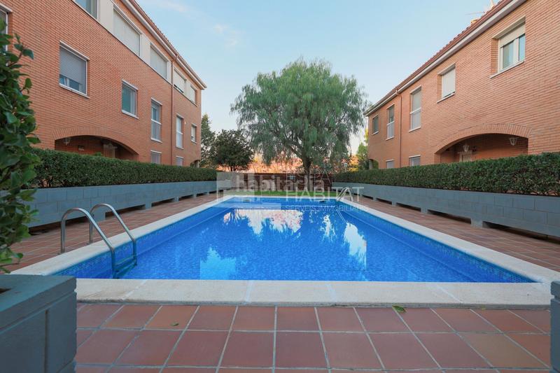 Foto 3c8bd5a6-56d9-474a-b5d6-3857e3b98de8. Casa adosada  con piscina comunitaria zona barri de l àngel en Molins de Rei