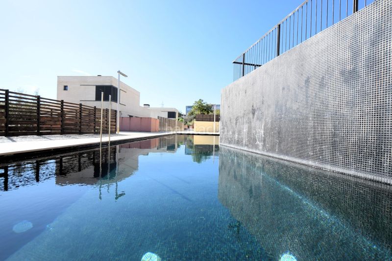 Foto f9f9ef1c-2dd8-40a5-8c61-043e74359c11. Casa espectacular casa en urb.Vallveric, tu paraíso espera en Mataró