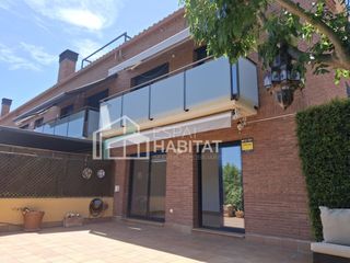 Alquiler Casa adosada en Cabrils. Impecable adosado en cabrils con amplias zonas comunes y piscina