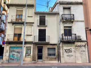 Terreny residencial a Zona Avenida del Mar. Grupo de 4 casas en el centro para construir edificio