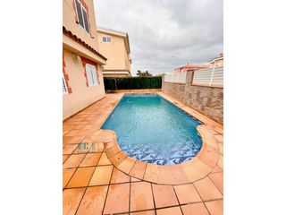 Miete Chalet  Carrer vicent fuentes. Magnifica villa de 5 habitaciones, 4 baños y piscina privada.