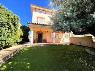 Rent Chalet  Carrer vicent fuentes. Magnifica villa pareada de 5 habitaciones, 4 baños y piscina pri