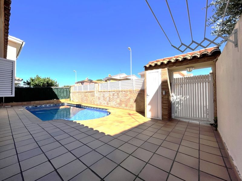 Foto 7d1b46ec-66a0-44fd-9e62-b23ee8bf03fd. Rent chalet with parking in Heliópolis Benicasim / Benicàssim