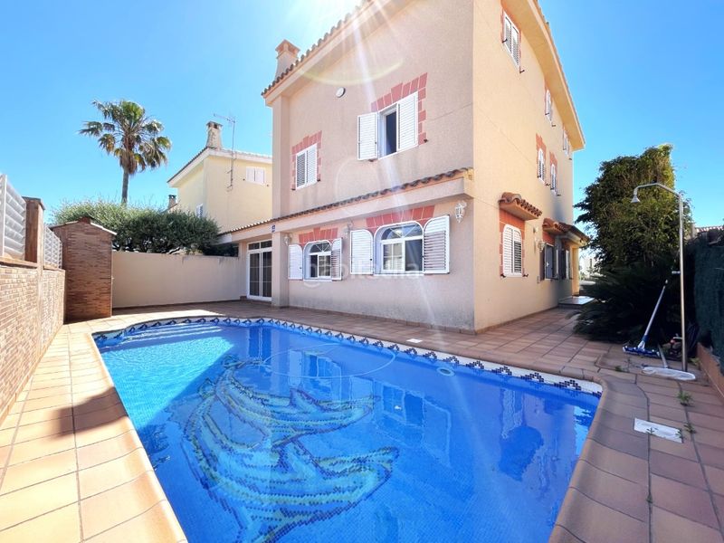 Foto c2f4d49e-a8b1-408c-b818-19cad707c1a1. Rent chalet with parking in Heliópolis Benicasim / Benicàssim