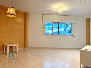 Alquiler Piso en Calle miguel peris i segarrra 60. Amplio piso con cocina equipada y plaza de parking ideal para tu