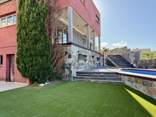 Chalet  Calle tombatossals. Villa independiente con piscina y gran potencial en urbanización