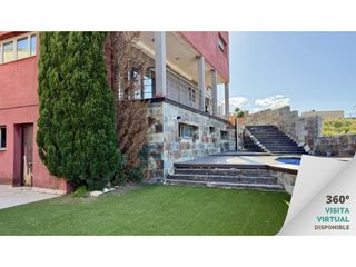 Chalet  Calle tombatossals. Villa independiente con piscina y gran potencial en urbanización