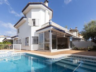Casa a Heliópolis. Villa independiente con gran parcela y piscina cerca del mar  be