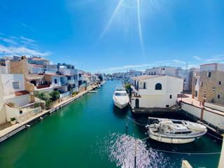 Apartament a Illa cartago 92. Piso de tres dormitorios con vistas al canal y aparcamiento, exc