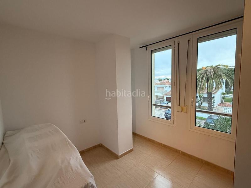 Foto 57ba2086-d727-49b1-bc2d-b97009e3b85e. Apartamento en illa cartago 92 piso de tres dormitorios con vistas al canal y aparcamiento, excelente ubicación. en Empuriabrava