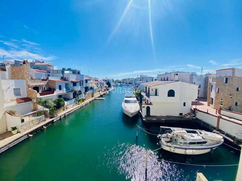 Foto ef471cb3-7e6b-41f7-b9ee-a2f18b2ef2b7. Apartamento en illa cartago 92 piso de tres dormitorios con vistas al canal y aparcamiento, excelente ubicación. en Empuriabrava