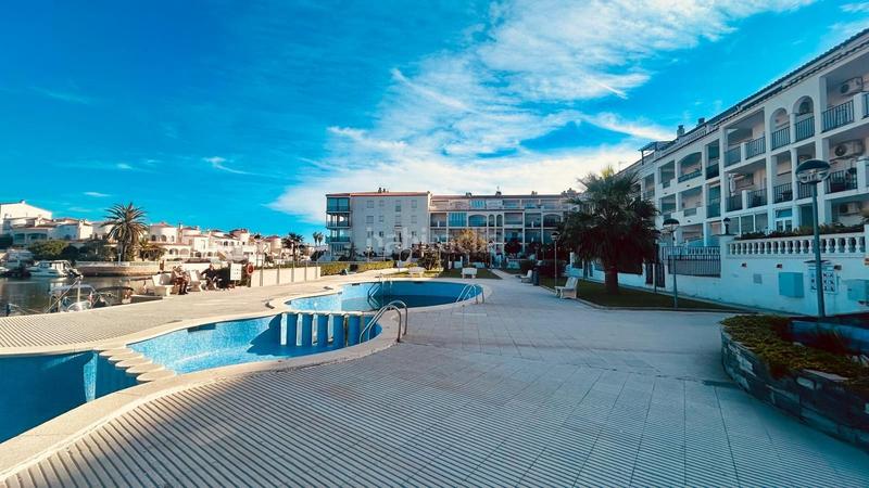 Foto f5f5a84c-2144-4a1c-9ae5-dc39a7e643b2. Appartement avec piscine dans Sant Maurici Empuriabrava