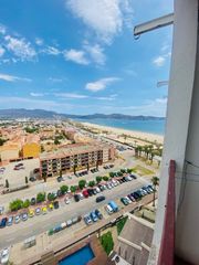 Lloguer Apartament  Delta muga  12. Estudio con zona de descanso, balcón y vistas laterales al mar
