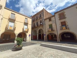 Masia  Plaça de la vila. Edificio céntrico para reformar