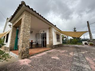 Casa a Aiguaviva Parc. Maravillosa casa esquinera en venta en vidreres.