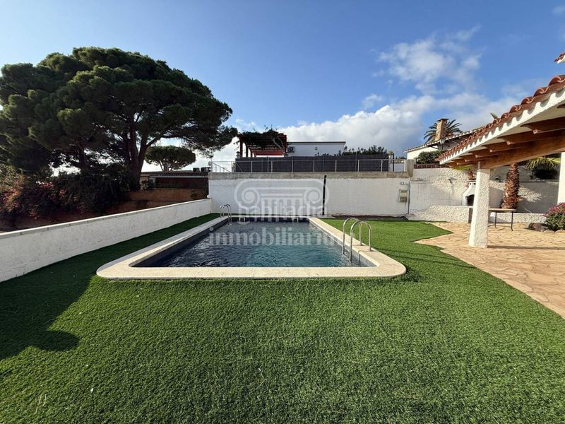 Foto b3dc652a-65ef-4467-8285-4e8661d0efd4. Xalet amb calefacció aparcament piscina a Canyelles Lloret de Mar