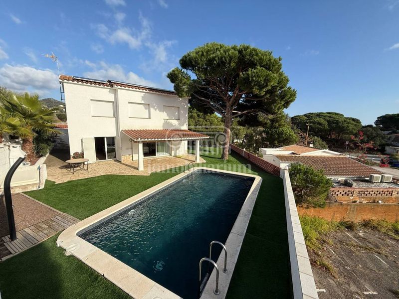 Foto db65dc59-dba9-4e49-aeeb-b1109e736c50. Xalet amb calefacció aparcament piscina a Canyelles Lloret de Mar