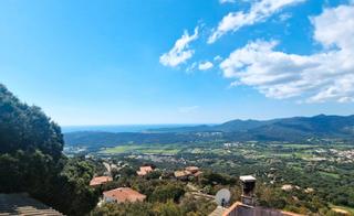 Casa  Avinguda de les mimoses. Se vende casa + terreno colidante c/ vistas impresionantes rodea