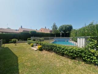 Casa aparellada  Carrer dels castanyers. Se vende casa apareada cómoda y con mucha privacidad.