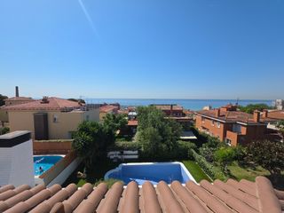 Xalet  Carrer navarra. Bonita casa con vistas al mar cerca del tren y de la playa