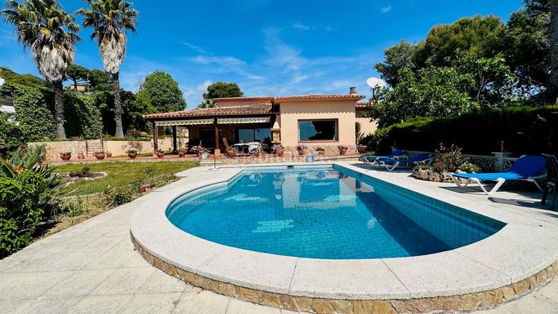 Foto d8979d33-ceca-4531-a641-5a9188b29291. Xalet amb calefacció piscina a Canyelles Lloret de Mar
