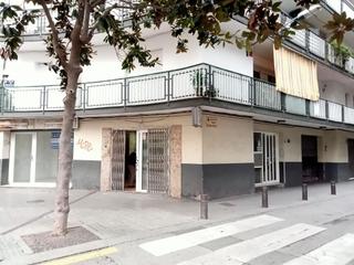 Local Comercial a Centre. Se venden dos locales comerciales con posibilidad de convertir e