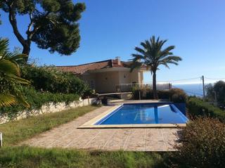 Casa a Roca Grossa. Preciosa casa con fantástica vista al mar en urb. roca grossa