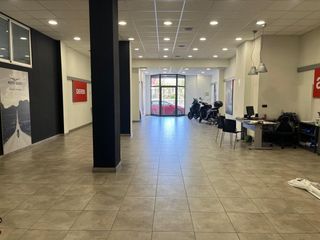 Lloguer Local Comercial  Calle chiva. Se alquila un excelente local comercial en una zona de alto trán