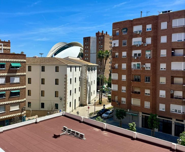 Foto ab0e6cfa-7509-4c22-9ac4-3a4087b48004. Pis a Mont Olivet Valencia