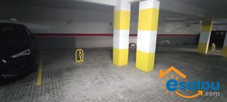 Aparcament cotxe a Centre. Parking en calle francoli en el centro del pueblo de salou