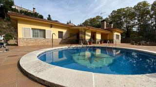 Chalet en Residencial Park. Impresionante casa en urb. de maanet de la selva
