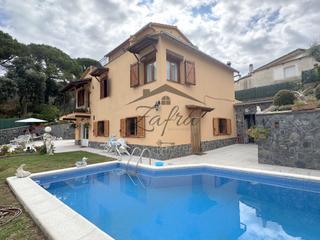 Casa a Aiguaviva Parc. Amplia casa con piscina y dos viviendas independientes en urbani