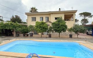 House in Sils. Casa con encanto en parcela de 1.000m2 con piscina, barbacoa y a