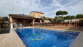 Casa a La Goba. Impresionante casa en venta en la urbanización la goba  ref. 487